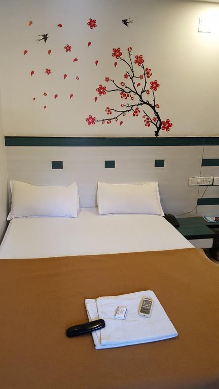 Hotel Relish Вадодара Екстер'єр фото